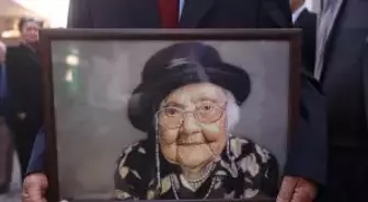 Muazzez İlmiye Çığ'ın cenazesinde kadınlar ön safta namaz kıldı