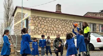 Polislerden Hınıs'taki Çocuklara Unutulmaz Ziyaret