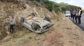 Adana'da Devrilen Otomobilin Sürücüsü Yara Almadan Kurtuldu