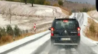 Adıyaman'da Aniden Bastıran Dolu, Karayolunu Beyaza Bürüdü