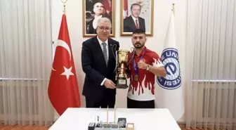 Ege Üniversitesi Öğrencisi Ali Ataberk Gürbüzcan Avrupa Kick Boks Şampiyonu Oldu