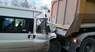 Karamürsel'de Minibüs Trafik Kazası: 2 Yaralı