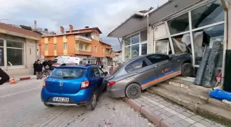 Kütahya'da Kontrolden Çıkan Otomobil Yaya ve Araçlara Çarptı