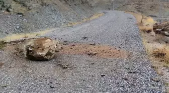 Adıyaman Sincik'te Kaya Parçaları Yola Düşüyor, Vatandaşlar Tepkili