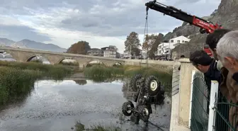 Çorum'da Traktör Kızılırmak Nehri'ne Düştü, Sürücü Yaralandı