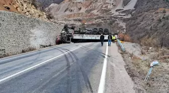 Gümüşhane'de Boru Yüklü Tır Kaza Yaptı: Sürücü Ağır Yaralı