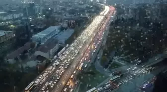 İstanbul'da Lodos ve Yağmur Trafiği Vurdu