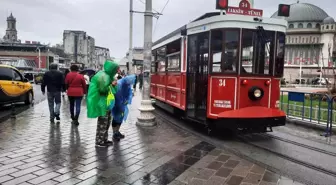 İstanbul'da Sağanak Yağış ve Rüzgar Turistleri Zorladı