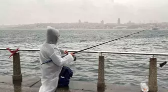 Üsküdar'da Balıkçılar, Sağanak Yağmura Rağmen Oltalarını Bırakmadı