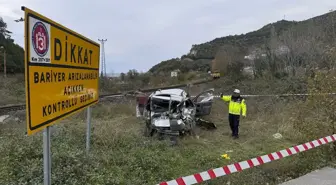 Zonguldak'ta Bakım Treni Hafif Ticari Araca Çarptı: 2 Yaralı