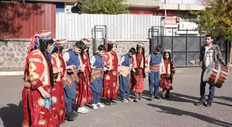 Diyarbakır'daki Özel Gereksinimli Öğrencilerden Halk Oyunları Gösterisi