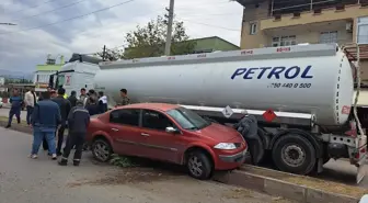 Dörtyol'da Tır ile Otomobil Çarpıştı