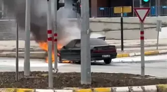 Elazığ'da Seyir Halindeki Araç Alev Aldı