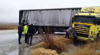 Alaca'da Tır Kaza Yaptı, Sürücü Kurtuldu