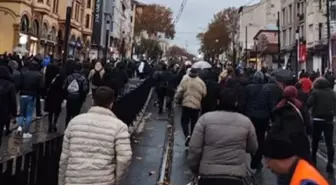 İstanbul'da Arızalan Tramvay Yolcuları Raylarda Yürümek Zorunda Kaldı