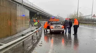 Kağıthane'de Sağanak Yağış Otomobili Su Birikintisinde Sıkıştırdı