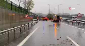 Kağıthane'de Sağanak Yağış Aracında Sıkışan Kadın Sürücü Kurtarıldı