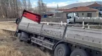 Kayseri'de Kontrolden Çıkan Tır Mezarlığa Girdi