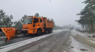 Manisa'nın Demirci İlçesinde Mevsimin İlk Karı Yağdı