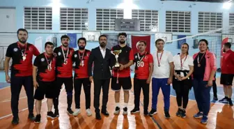 Öğretmenler voleybol turnuvasında kıyasıya mücadele etti