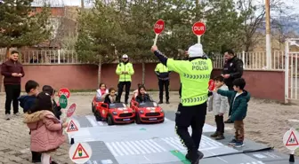 Oltu'da Öğrencilere Eğlenceli Trafik Güvenliği Eğitimi