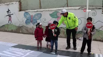 Oltu'da Öğrenciler Yapay Pistte Trafik Kurallarını Öğrendi