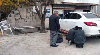 Adilcevaz'da Kış Lastiği Yoğunluğu Artıyor