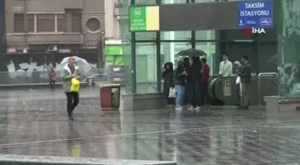 Taksim'de Sağanak Yağış Hayatı Olumsuz Etkiliyor