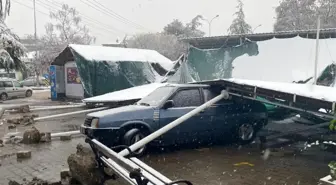 Kütahya'da Kar Yağışı Köy Pazarının Çatısını Çöktürdü