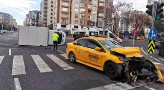 Kayseri'de Ticari Taksi ile Kamyonet Çarpıştı: 6 Yaralı