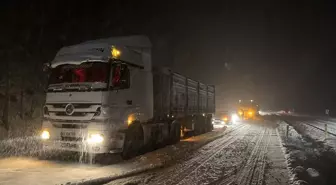 Kastamonu-Ankara Kara Yolunda Kar Yağışı Ulaşımı Engelledi