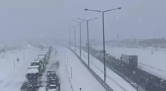 Bolu’da Kar Yağışı Ulaşımı Olumsuz Etkiledi, Otoyol Normalleşti