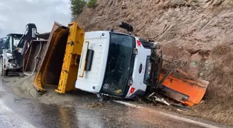 Karabük'te Kar Küreme Aracı Devrildi: 2 Yaralı