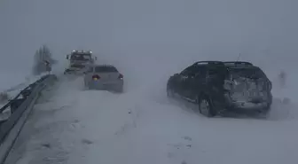 Kayseri-Sivas Karayolunda Yoğun Kar Nedeniyle Ulaşım Kesildi