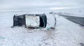 Kırıkkale'de Kar Yağışı Sonrası Kamyonet Takla Attı: 3 Yaralı