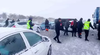 Mucur Karayolu'nda Zincirleme Trafik Kazası: 5 Yaralı