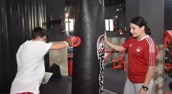 Milli Sporcu Feyzanur Azizoğlu, Kelkit'teki Gençlere Kick Boks Eğitimi Veriyor