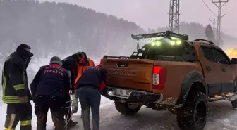 Kadirli'de Kar Yağışı Sonrası Mahsur Kalan Sürücüler Kurtarıldı