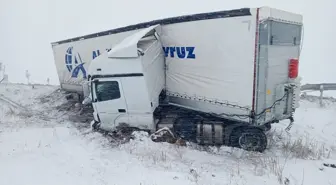 Sivas'ta Tır Bariyerlere Çarptı: Sürücü Yaralandı