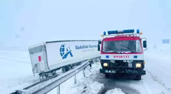 Sivas'ta Yoğun Kar Nedeniyle Tır Yoldan Çıktı