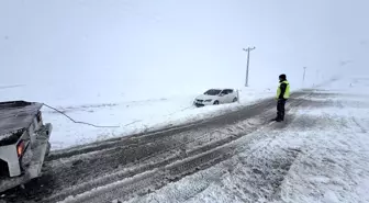 Yozgat'ta Yoğun Kar Yağışı Araçları Kara Saplandırdı