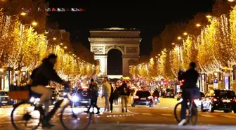 Paris'te Noel Işıklandırma Töreni Yapıldı