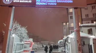 Erzincan'da Kar Sebebiyle Yollarda Mahsur Kalan Vatandaşlar Yurtlarda Misafir Ediliyor