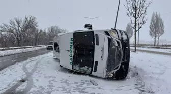 Erzurum'da Minibüs Aydınlatma Direğine Çarptı: 8 Yaralı