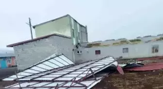 Ardahan'da Şiddetli Rüzgar Binalara Zarar Verdi