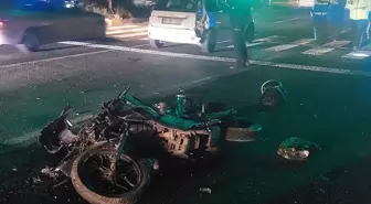 İzmir'de motosiklet ile otomobil çarpıştı: 2 yaralı