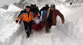 Düzce'de Kar Engeline Rağmen Hasta Hastaneye Ulaştırıldı