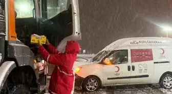 Kızılcahamam'da Yoğun Kar Yağışı Sırasında Türk Kızılay'dan Tır ve Kamyon Şoförlerine Çay İkramı