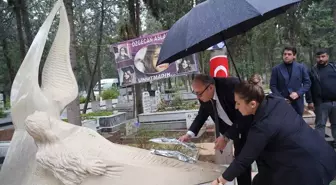 Erdemli Belediye Başkanı, Özgecan Aslan'ın Mezarı'nı Ziyaret Etti