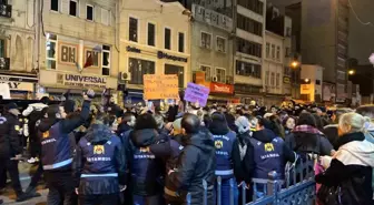 Taksim'de Kadın Göstericilere Polis Müdahalesi